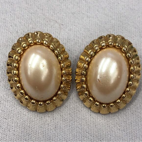 Vintage 1980s Monet Pearlescent Oval Gold Tone Clip On Earrings Signature Stamp - Picture 7 of 16